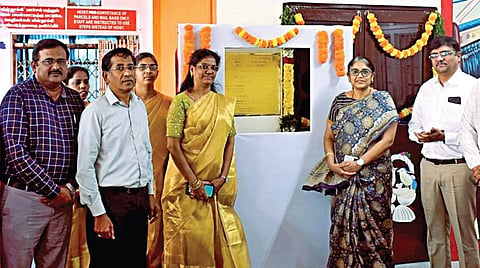 ஏற்றுமதியாளர்களுக்கு உதவும் வகையில், அஞ்சல்துறை சார்பில், அஞ்சலக ஏற்றுமதி சேவை மையம் சென்னையில் திறக்கப்பட்டுள்ளது. இந்த சேவை மையத்தை தமிழ்நாடு வட்ட அஞ்சல்துறை தலைவர் (மெயில் மற்றும் வணிக மேம்பாடு) தேவி (வலமிருந்து 3-வது) திறந்து வைத்தார். சென்னை நகர மண்டல அஞ்சல் துறை தலைவர் ஜி.நடராஜன்  (வலமிருந்து 2-வது) உள்ளிட்ட அலுவலர்கள் உடன் பங்கேற்றனர்.