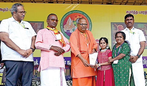 ஆர்எஸ்எஸ்-ன் சக் ஷம் அமைப்பின் 5-வது மாநில மாநாடு மகாகவி பாரதி நகரில் உள்ள மதி என்டிஜேஏ விவேகானந்தா வித்யாலயா பள்ளி வளாகத்தில் நேற்று நடைபெற்றது. இதில் பல்வேறு துறையில் சாதித்த மாற்றுத் திறனாளிகளுக்கு விருதுகள் வழங்கப்பட்டது. தேசிய தூய்மைப் பணியாளர் ஆணையத் தலைவர் எம்.வெங்கடேசன், மயிலாப்பூர் ராம கிருஷ்ண மடத்தின் மாணவர் இல்ல செயலர் சத்ய ஞானானந்தா மகராஜ், மருத்துவர் நளினி பார்த்தசாரதி, முன்னாள் மாவட்ட நீதிபதி கே.அருள், சக் ஷம் அமைப்பின் தேசிய தலைவர்  எஸ்.கோவிந்தராஜ், மாநில தலைவர் சபாஷ்ராஜ் உள்ளிட்டோர் பங்கேற்றனர்.படம்: எஸ்.சத்தியசீலன்