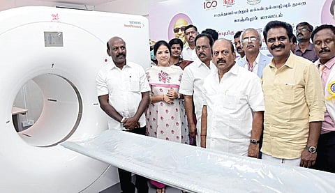 காஞ்சிபுரம் அடுத்த காரப்பேட்டையில் உள்ள அறிஞர் அண்ணா புற்றுநோய் மருத்துவமனையில் ரூ.16.80 கோடி மதிப்பிலான புதிய மருத்துவ உபகரணங்களை சிறு, குறு மற்றும் நடுத்தரத் தொழில் நிறுவனங்கள் துறை அமைச்சர் தா.மோ .அன்பரசன் , மருத்துவம் மற்றும் மக்கள் நல்வாழ்வுத் துறை அமைச்சர் மா. சுப்பிரமணியன் ஆகியோர் தொடங்கிவைத்தனர்.