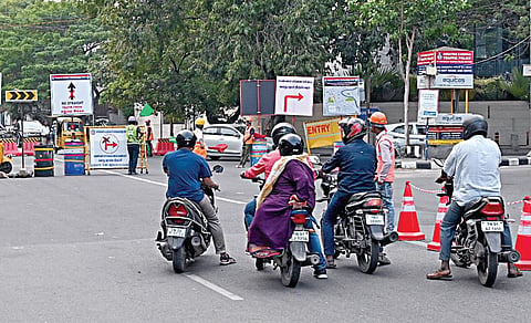 சென்னை ராயப்பேட்டை, ஒயிட்ஸ் சாலையில் நடைபெறும் மெட்ரோ பணிகள் காரணமாக போக்குவரத்து மாற்றம் செய்யப்பட்டுள்ளது.
|  படம்: எஸ்.சத்தியசீலன் |