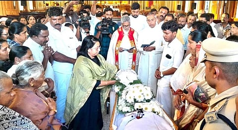 கேரள மாநிலம் குமுளியில் வாரிசுகள் இறுதிச்சடங்குக்கு வராததால் மூதாட்டியின் உடலுக்கு அஞ்சலி செலுத்திய இடுக்கி மாவட்ட ஆட்சியர் ஷீபா ஜார்ஜ்.(கோப்புப் படம்)