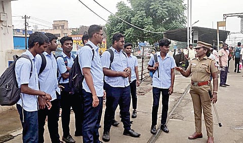 ஆவடி ரயில் நிலையத்தில் கல்லூரி மாணவர்கள் மத்தியில், பாதுகாப்பாக ரயில் தண்டவாளங்களை கடப்பது குறித்தும், ரயில்களில் பயணிப்பது குறித்தும் விழிப்புணர்வு ஏற்படுத்தும் ரயில்வே போலீஸார்.
