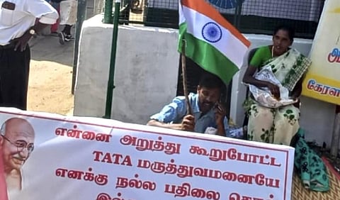தவறான சிகிச்சையால் உடல்நலம் பாதிக்கப்பட்டதாகக் கூறி மூணாறு காந்தி சிலை முன்பு அமைதி போராட்டத்தில் ஈடுபட்ட பெண் தொழிலாளி செல்வமணி