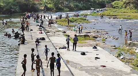 ஆழியாறு அருகே பள்ளிவிளங்கால் அணைக்கட்டு பகுதியில் தடையை மீறி குளிக்கும் சுற்றுலா பயணிகள்.