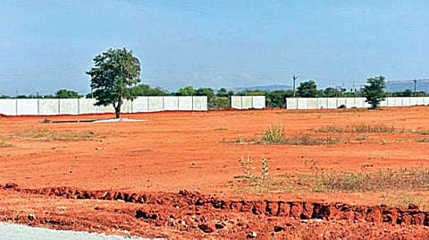மதுரை தோப்பூரில் எய்ம்ஸ் மருத்துவமனை கட்டிடம் கட்டுவதற்காக தயார்நிலையில் உள்ள இடம்