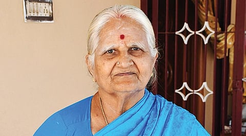 ஓய்வுக்கு பின்பும் ஆய்வு: ஆன்மிக நூல் வெளியிடும் ஆசிரியை