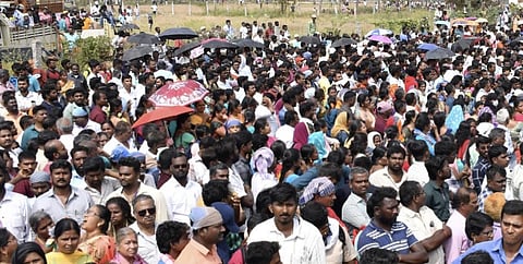 தனியார் நிறுவனத்தின் மீது பதியப்பட்ட வழக்கை ரத்து செய்ய வலியுறுத்தி கோவை அருகே திரண்ட அந்நிறுவன செயலியில் உறுப்பினர்களாக உள்ள மக்கள்