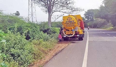 சாலையோரங்களில் கொட்டப்படும் செப்டிக் டேங்க் கழிவுகள்: நோய் பரவும் அபாயம் @ சிவகங்கை