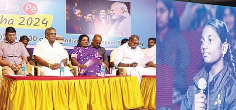 பிரதமர் கலந்துரையாடல் ஒளிபரப்பை அரசு பள்ளி குழந்தைகளுடன் புதுச்சேரி கம்பன் கலையரங்கில் பார்வையிட்ட ஆளுநர் தமிழிசை, முதல்வர் ரங்கசாமி, பேரவைத்தலைவர் செல்வம், கல்வித்துறை அமைச்சர் நமச்சிவாயம் மற்றும் அதிகாரிகள். (அடுத்தபடம்) பிரதமருடன் காணொலியில் கலந்துரையாடிய புதுச்சேரி மாணவி தீப . படங்கள்: செ. ஞானபிரகாஷ்