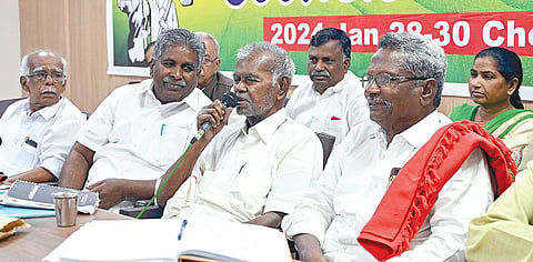 தி.நகரில் நேற்று நடைபெற்ற இந்திய விவசாய தொழிலாளர் சங்கத்தின் தேசியக் குழு கூட்டத்தில் பேசிய இந்திய கம்யூனிஸ்ட் கட்சியின் மூத்த தலைவர் இரா.நல்லகண்ணு. உடன் சங்கத்தின் தலைவர் நா.பெரியசாமி, மாநில பொதுச்செயலாளர் அ.பாஸ்கர், தேசியக் குழு பொதுச்செயலாளர் குல்சார் சிங் கொரியா உள்ளிட்டோர். படம்: எஸ்.சத்தியசீலன்