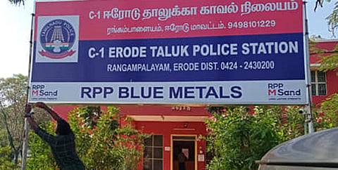 ஈரோட்டில் நள்ளிரவில் விபத்து: சுற்றுலாப் பேருந்து கவிழ்ந்து கல்லூரி மாணவி உயிரிழப்பு