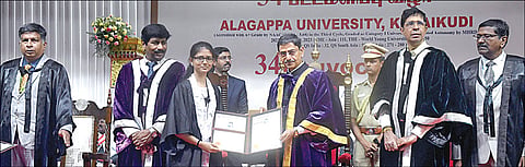 காரைக்குடி அழகப்பா பல்கலைக்கழகத்தில் நடந்த பட்டமளிப்பு விழாவில் சிறப்பிடம் பெற்ற மாணவிக்கு பட்டம் வழங்கிய ஆளுநர் ஆர்.என்.ரவி. உடன் துணைவேந்தர் க.ரவி, சென்னை ஐ.ஐ.டி. இயக்குநர் வீ.காமகோடி  உள்ளிட்டோர்.							                  படம்: எல்.பாலச்சந்தர்