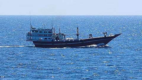 கடற்கொள்ளையர்களிடம் இருந்து மீட்கப்பட்ட ஈரானிய மீன்பிடி படகு.
