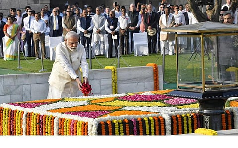 மகாத்மா காந்தியின் 76-வது நினைவு தினத்தை முன்னிட்டி மோடி மலர் தூவி மரியாதை