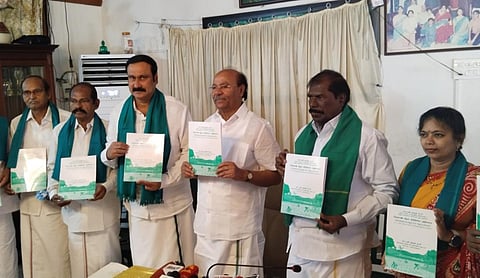 பாமக 2024 - 2025ஆம் ஆண்டின் வேளாண் நிழல் நிதிநிலை அறிக்கையை பா.ம.க.நிறுவனர் ராமதாஸ் இன்று திண்டிவனத்தை அடுத்த தைலாபுரத்தில்  வெளியிட்டார்.