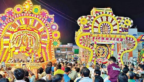 சென்னிமலை முருகன் கோயில் தைப்பூசத்திருவிழா மகா தரிசன நிகழ்வையொட்டி, நடராஜ பெருமானும், சுப்பிரமணிய சுவாமியும் முறையே வெள்ளி விமானம், வெள்ளி மயில் வாகனத்தில் எழுந்தருளி அருள் பாலித்தனர்