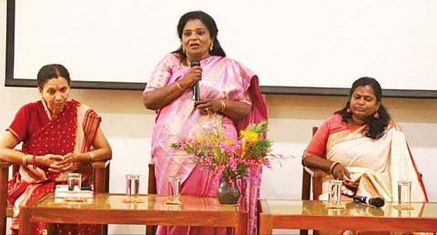 ஆரோவில்லுக்கு சுற்றுப்பயணம் வந்த மாணவர்களிடையே உரையாற்றும் புதுச்சேரி துணைநிலை ஆளுநர் தமிழிசை.