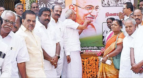 காந்தியடிகள்  நினைவு நாளை முன்னிட்டு புதுச்சேரி காங்கிரஸ் அலுவலகத்தில் அவரது படத்துக்கு மலர் தூவி மரியாதை செலுத்திய மாநிலத் தலைவர் வைத்திலிங்கம் எம்.பி. உடன் வைத்தியநாதன் எம்எல்ஏ உள்ளிட்டோர். படம்: எம்.சாம்ராஜ்.﻿﻿