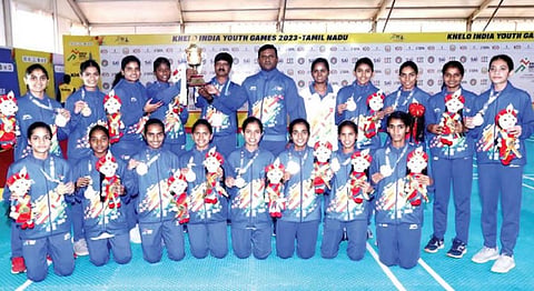 கோகோவில் தங்கப்பதக்கம் வென்ற மகாராஷ்டிரா மகளிர் அணியினர்.