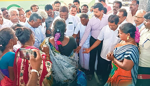 கிளாம்பாக்கம் பேருந்து முனையத்தில் போக்குவரத்துத் துறை அமைச்சர் சிவசங்கர் நேற்று ஆய்வு மேற்கொண்டார். அப்போது பெருங்களத்தூரில் கடை வைத்து வியாபாரம் செய்துவரும் பெண்கள்தங்களின் வாழ்வாதாரம் பாதிக்கப்பட்டுள்ளதால், தங்களுக்கு கிளாம்பாக்கத்தில் கடைகளை ஒதுக்குமாறு அமைச்சரின் காலில் விழுந்து கோரிக்கை விடுத்தனர். படம்: எம்.முத்துகணேஷ்