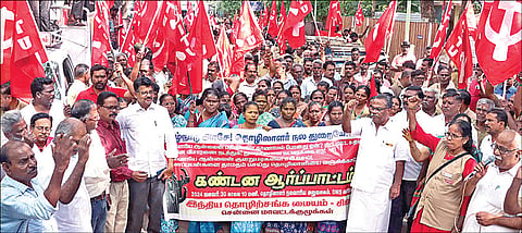 நலவாரியங்களில் பதிவு செய்த 70 லட்சம் தொழிலாளர்களின் தகவல்கள் காணாமல் போன விவகாரத்தில் உரிய நடவடிக்கை எடுக்க வலியுறுத்தி, சிஐடியு மாநில பொதுச் செயலாளர் ஜி.சுகுமாறன் தலைமையில் சென்னை தேனாம்பேட்டை டிஎம்எஸ் வளாகத்தில் நேற்று கண்டன ஆர்ப்பாட்டம் நடைபெற்றது. படம்: ம.பிரபு