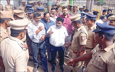 பல்வேறு கோரிக்கைகளை வலியுறுத்தி, ஜாக்டோ-ஜியோ  சார்பில் சாலை மறியல் போராட்ட அறிவிப்பால் சென்னை டிபிஐ வளாகத்தை சுற்றி பலத்த போலீஸ் பாதுபாப்பு  போடப்பட்டிருந்தது. படம்: ம.பிரபு
