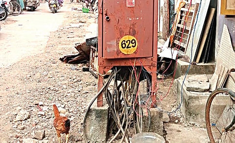 பெரம்பூர் அருந்ததி நகரில் ஆபத்தான நிலையில் இருக்கும் மின்பெட்டி.