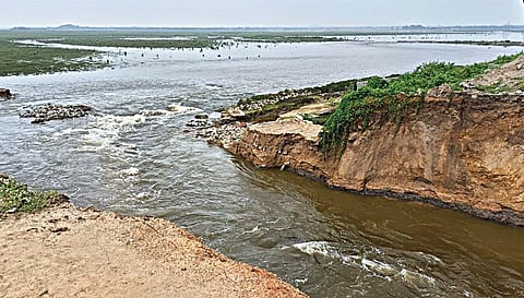 மதுராந்தகம் ஏரியில் கரை உடைக்கப்பட்டு நீர் வெளியேற்றப்பட்டு வருகிறது. | கோப்பு படம்