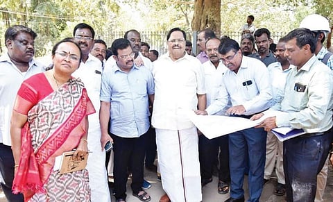‘உங்களை தேடி உங்கள் ஊரில்’ திட்டத்தின் கீழ் காட்பாடி வட்டம் மேல்பாடி ஊராட்சியில் பொன்னை ஆற்றின் குறுக்கே நீர்வள துறையின் சார்பில் ரூ.12.95 கோடி மதிப்பில் நடைபெற்று வரும் தரைப்பால பணிகளை பார்வையிட்டு அமைச்சர் துரைமுருகன் ஆய்வு செய்தார். அருகில், மாவட்ட ஆட்சியர் சுப்புலட்சுமி உள்ளிட்டோர்.