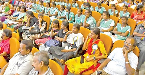 பாளையங்கோட்டை நேருஜி கலையரங்கில் நடைபெற்ற பொருநை இலக்கிய திருவிழாவின் 2ம் நாள் நிகழ்ச்சிகளை காண திரண்டிருந்த மாணவ, மாணவியர் மற்றும் பொதுமக்கள். 
படம்: மு.லெட்சுமி அருண்