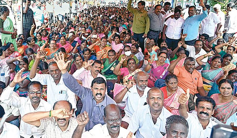 தமிழ்நாடு மக்கள்நலப் பணியாளர்கள் சங்கம் சார்பில், சென்னை எழும்பூர் ராஜரத்தினம் மைதானம் அருகே காத்திருப்பு போராட்டம் நேற்று நடைபெற்றது. படம்: எஸ்.சத்தியசீலன்