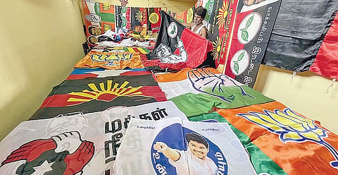 மக்களவை தேர்தலுக்காக கோவை டவுன்ஹால் பகுதியில் அரசியல் கட்சிகளின் கொடி தயாரிப்பு பணியில் ஈடுபட்டுள்ள ஊழியர். | படம் : ஜெ.மனோகரன் |