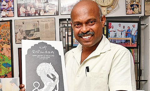 மதுரை புதுமண்டபத்தின் சிற்பங்களை கோட்டோவியமாக தீட்டி நூலாக்கிய ஓவியர் மு.ரத்தின பாஸ்கர்.  | படம்: எஸ்.கிருஷ்ணமூர்த்தி |