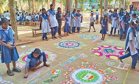 அருட்செல்வி ஆயி அம்மாள் அரசு நடுநிலைப்பள்ளியில் மாணவ, மாணவிகள் கோலங்கள் வரைதல்,  வான்நோக்கியைப்  பயன்படுத்துதல், இசைக் கருவிகள் இசைத்தல் என பல்வகை செயல்திறன் பயிற்சிகளில் பங்கேற்றனர்.