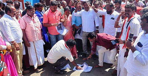 உருவப்படத்தைக் கிழித்து ஆ.ராசாவுக்கு எதிராக அதிமுகவினர் போராட்டம் @ உதகை