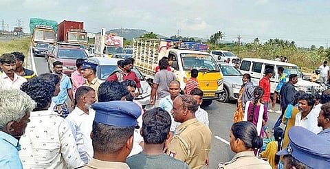 காவேரிப்பாக்கம் அருகே இளைஞர் படுகொலை: ஆம்பூர் நீதிமன்றத்தில் 5 பேர் சரண்