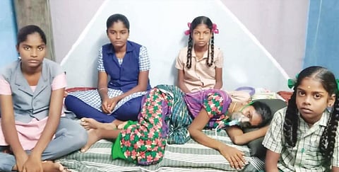 ஆக்ஸிஜன் சிலிண்டர் மூலம் சுவாசிக்கும் பெண்ணுடன் அவரின் பெண் குழந்தைகள்.