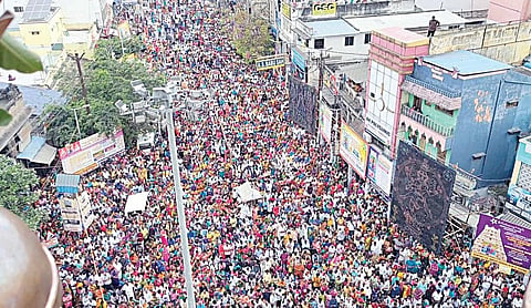 கும்பாபிஷேகத்தில் பங்கேற்ற பக்தர்கள் கூட்டத்தின் ஒரு பகுதி.