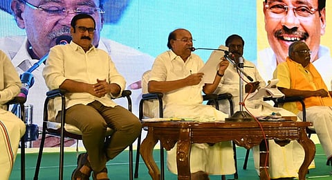 பாமக சிறப்பு பொதுக்குழு கூட்டம் சென்னை எழும்பூரில் உள்ள தனியார் திருமண மண்டபத்தில் நடைபெற்றது. இதில் பாமக நிறுவனர் .ராமதாஸ், தலைவர்  அன்புமணி, கவுரவ தலைவர் ஜி.கே.மணி உள்ளிட்டோர் கலந்து கொண்டனர். படம்: ம.பிரபு