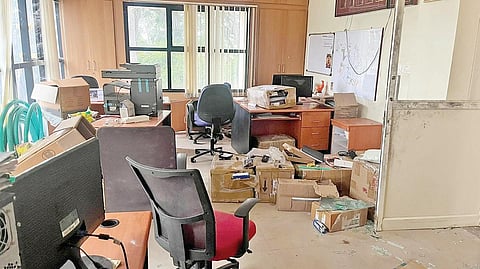 நாங்குநேரி சிறப்பு பொருளாதார மண்டலத்தினுள் செயல்படும் நிறுவனத்தில் திருட்டு நடைபெற்ற பகுதி.
(வலது)