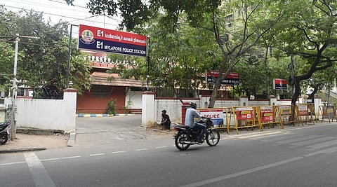 சென்னை | வீடு புகுந்து பெண்ணிடம் நகை கொள்ளை: இளைஞரை பொதுமக்கள் பிடித்து போலீஸில் ஒப்படைப்பு
