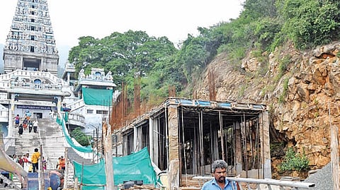 கோயிலில் நடைபெற்று வந்த ‘லிஃப்ட்’ அமைக்கும் பணிகள். படம்: ஜெ.மனோகரன்﻿﻿