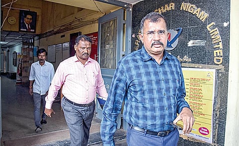 கோடநாடு கொலை, கொள்ளை வழக்கு தொடர்பாக திருச்சி மேலரண் சாலையில் உள்ள பிஎஸ்என்எல் அலுவலகத்தில் நேற்று விவரங்களை சேகரிக்க வந்த சிபிசிஐடி போலீஸார். 
| படம்: ர.செல்வமுத்துகுமார் |