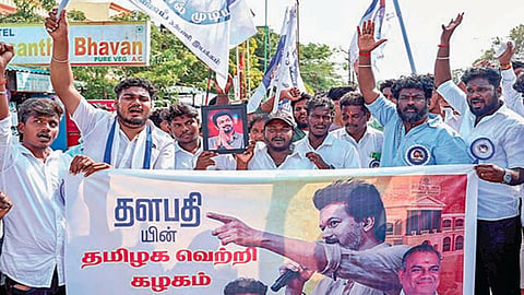 நடிகர் விஜய் தனது கட்சியின் பெயரை நேற்று அறிவித்தார். இதையடுத்து, சென்னை நீலாங்கரையில் பட்டாசு வெடித்து, பொது மக்களுக்கு இனிப்புகள் வழங்கி தங்கள் மகிழ்ச்சியை வெளிப்படுத்திய ரசிகர்கள்.