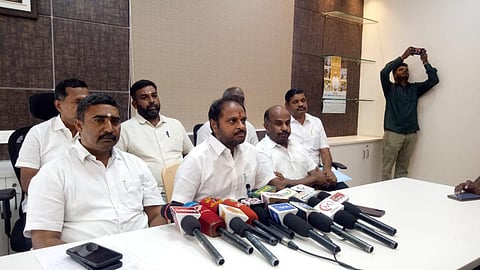திருப்பூர் பல்லடம் சாலையில் உள்ள  மாவட்ட பாஜக அலுவலகத்தில் இன்று செய்தியாளர்கள் சந்திப்பில் பேசிய ஏ.பி.முருகானந்தம் உள்ளிட்டோர். படம்: இரா.கார்த்திகேயன்.