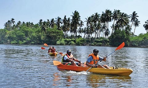 உள்ளூர் மீனவர்கள் வாழ்வாதாரம் பாதிக்கப்படும் வகையில் புதுச்சேரி அரியாங்குப்பம் ஆற்றில் படகு சவாரிக்கு அனுமதி அளிக்கப்பட்டுள்ளது.  படம்: எம்.சாம்ராஜ்﻿﻿