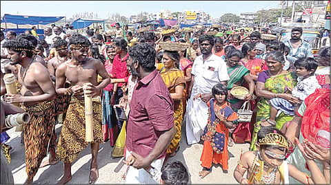 பழநி மலைக் கோயிலில் வள்ளிக்கு பிறந்த வீட்டு சீதனம் கொண்டுவந்த குறவர் இன மக்கள்.