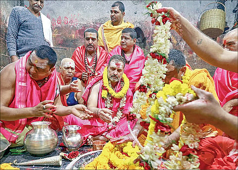 வரும் மக்களவைத் தேர்தலை முன்னிட்டு, காங்கிரஸ் மூத்த தலைவர் ராகுல் காந்தி மணிப்பூர் முதல் மும்பை வரை ‘பாரத் ஜோடோ நியாய யாத்திரை’ மேற்கொண்டு வருகிறார். நேற்று ஜார்க்கண்ட் மாநிலம் தேவ்கர் மாவட்டத்துக்கு அவர் வந்தடைந்தார். அப்போது அவர் அங்குள்ள பாபா வைத்தியநாதர் கோயிலில் வழிபாட்டில் ஈடுபட்டார். படம்: பிடிஐ