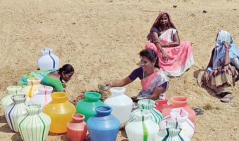 திருப்பத்தூர் அருகே 4 கி.மீ. நடந்து சென்று ஆற்றில் ஊற்று தோண்டி தண்ணீர் எடுக்கும் பெண்கள்