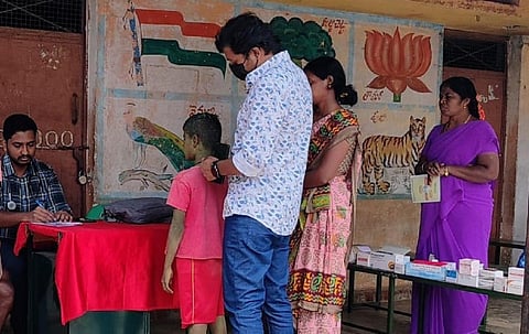 தேன்கனிக்கோட்டை அடுத்த  காடுலக்கசந்திரம் கிராமத்தில் உள்ள  ஊராட்சி  ஒன்றிய  தொடக்கப்பள்ளியில்   அம்மை நோய் பரவலை தடுக்க மருத்துவ முகாம் நடந்தது.